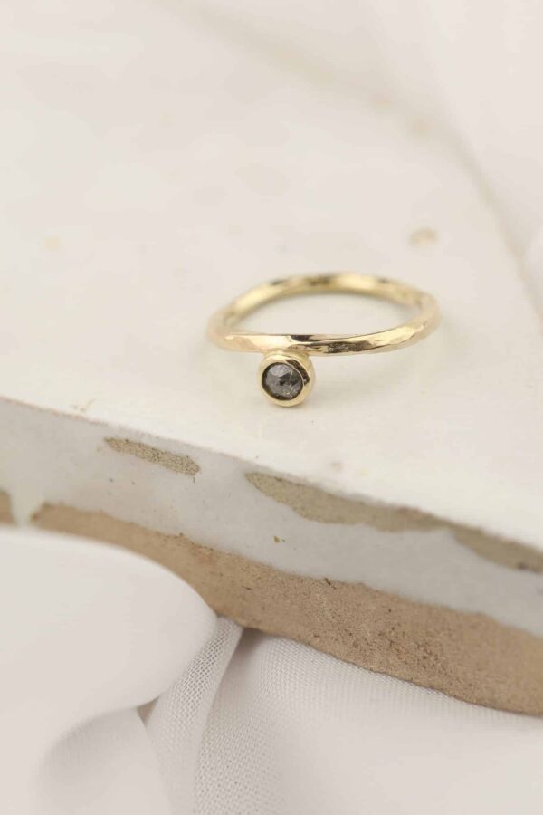 gouden ring met salt n pepper diamantje