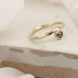 gouden ring met salt en pepper diamant roosgeslepen