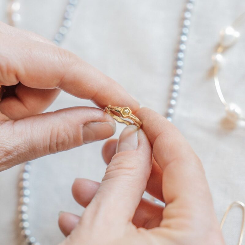 unieke gouden ring met zeshoekige diamant